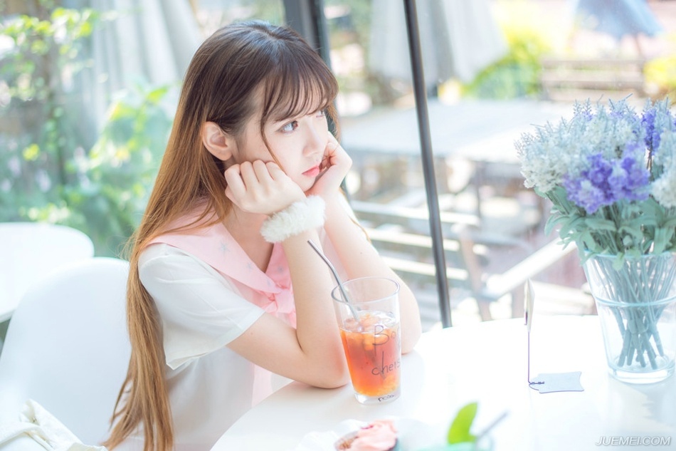 “少主，荆州军已经攻入蜀中，我等恐怕不日便要离开成都，只是成都新定，就请少主坐镇成都吧。”庞统向吕征一拱手道，倒不是敷衍，这种大型战役吕征可没参加过，而且万一有什么闪失，谁都不好交代。
